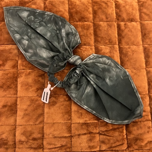 🪩5/$20 Free People Bow Hair Tie in Green and White - Picture 2 of 2